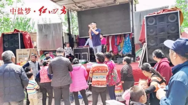 代理商李新志在介绍精东视频APP下载入口品牌，现场抽奖，订肥